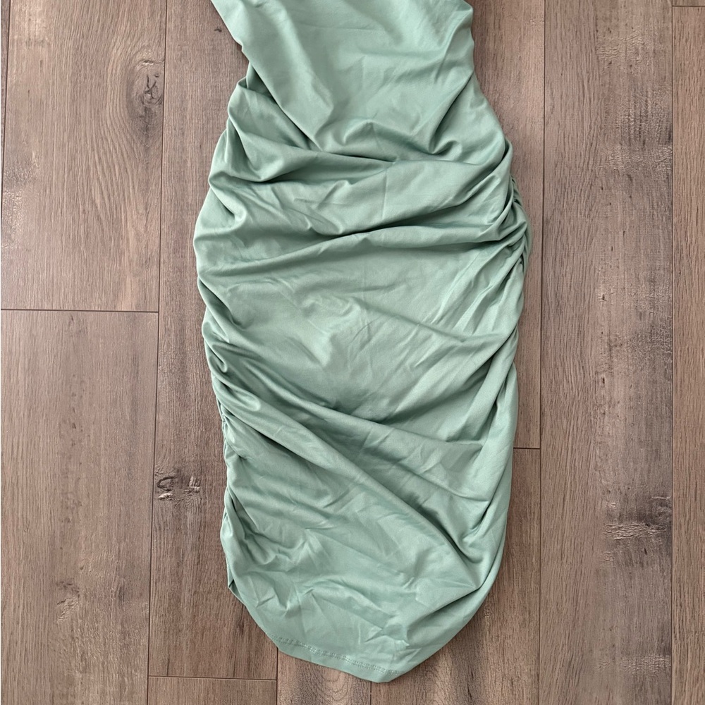 Beautiful Green One-Shoulder Ruched Dress NWT - Picture 4 of 9